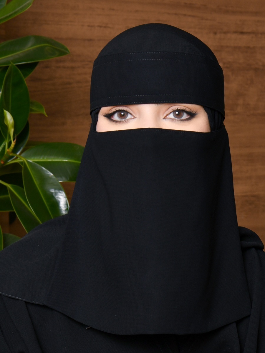 نقاب سادة برباط إغلاق