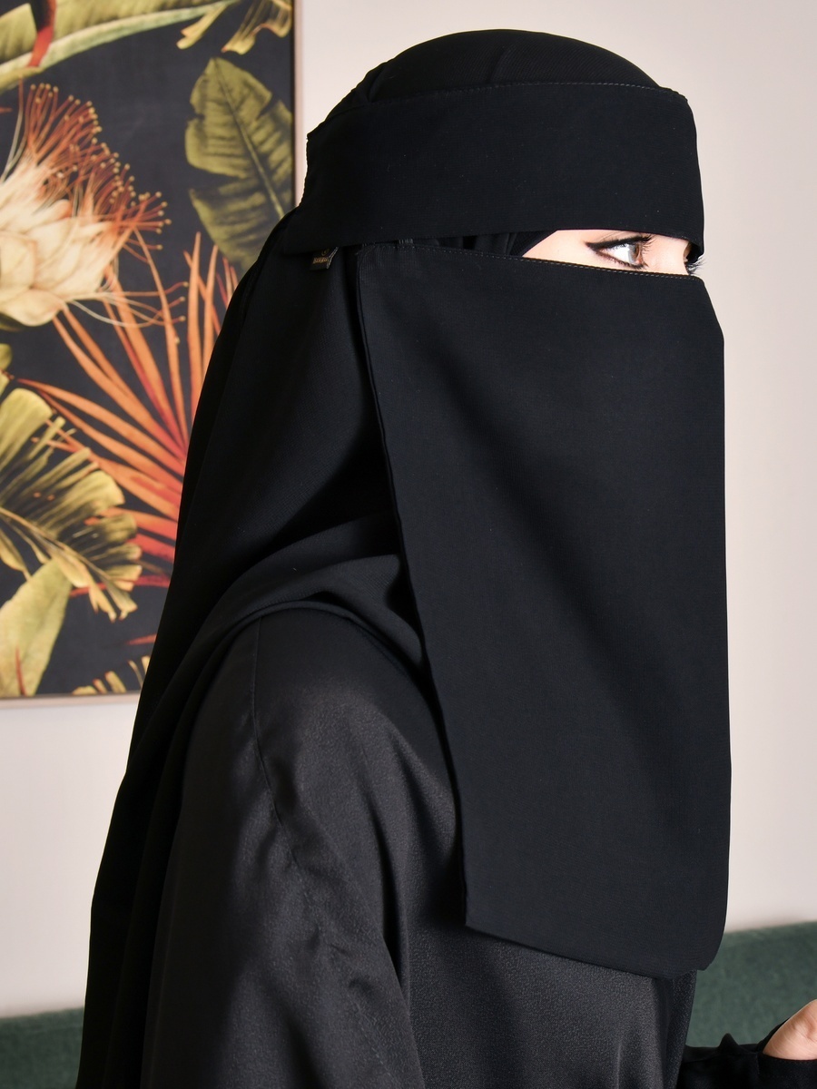 نقاب سادة برباط إغلاق