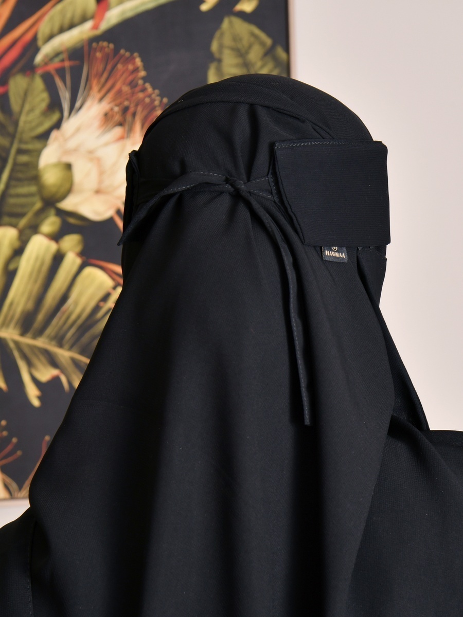 نقاب سادة برباط إغلاق