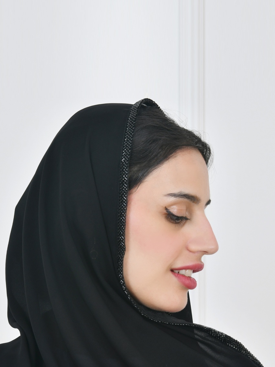 حجاب بحواف مزينة بالخرز