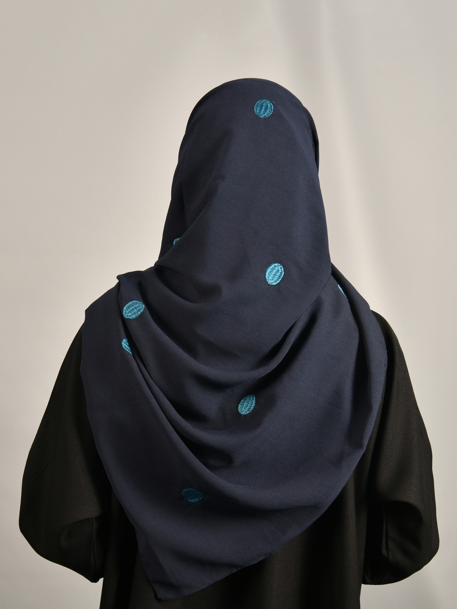 وشاح رأس حرير بتطريز