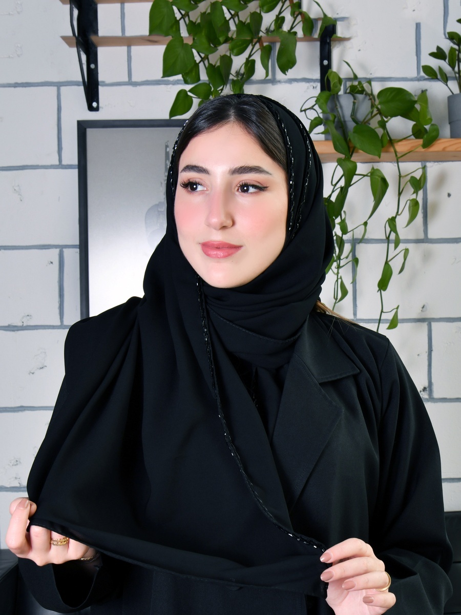 حجاب بحواف مزينة