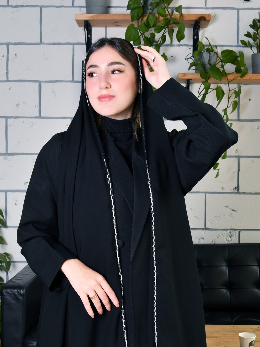 حجاب بحواف مزينة