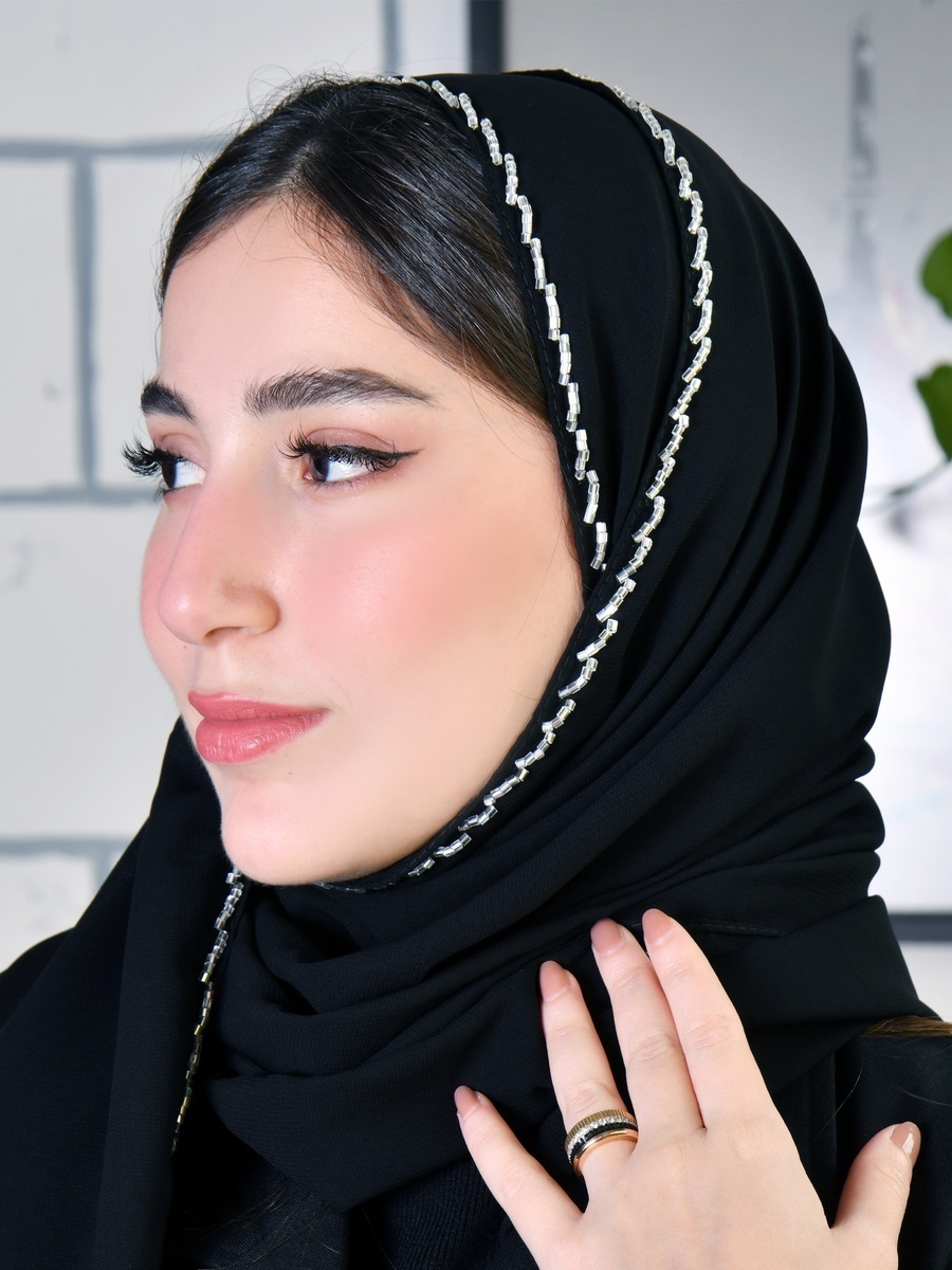 حجاب بحواف مزينة