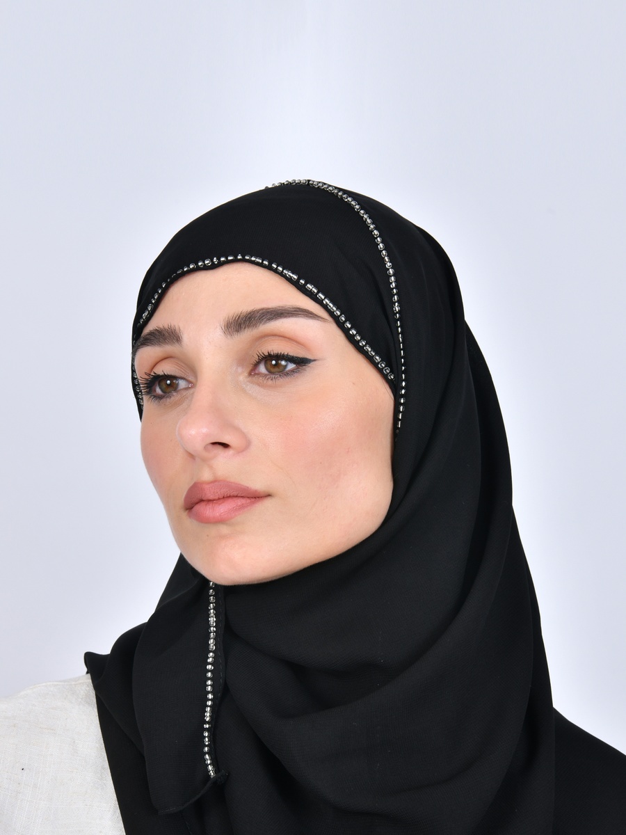 حجاب بحواف مزينة بالخرز