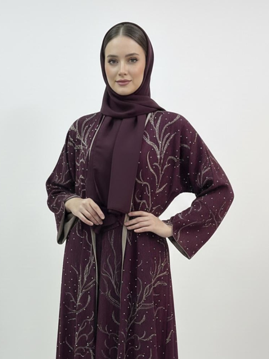 عباية بفتحة أساور ومزينة بأحجار الراين لون كرزي