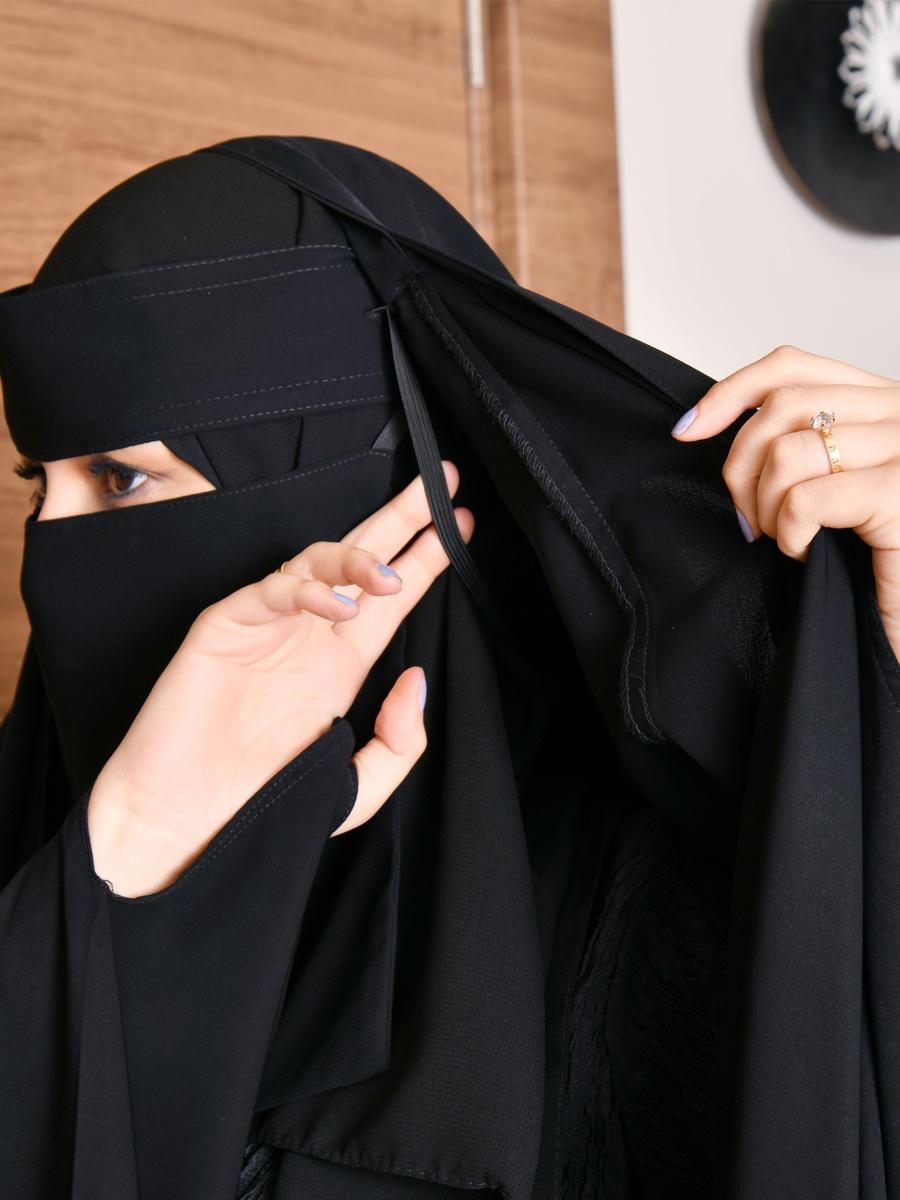 عباية مع نقاب سادة