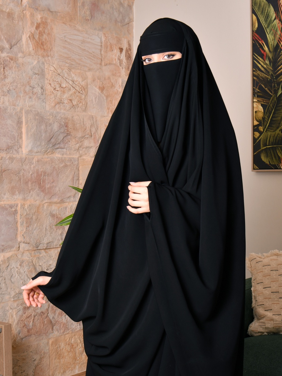 عباية مع نقاب سادة