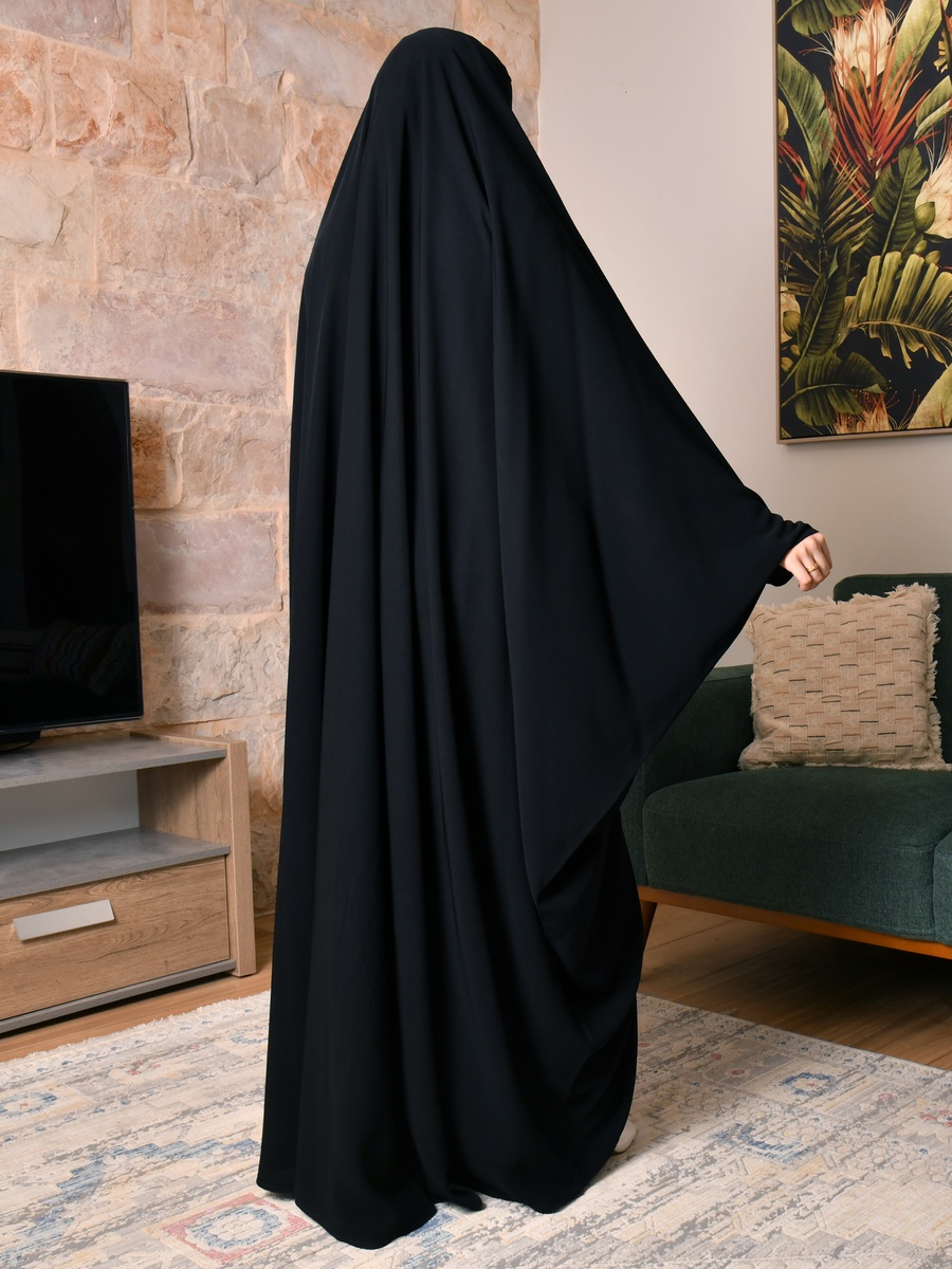 عباية مع نقاب سادة