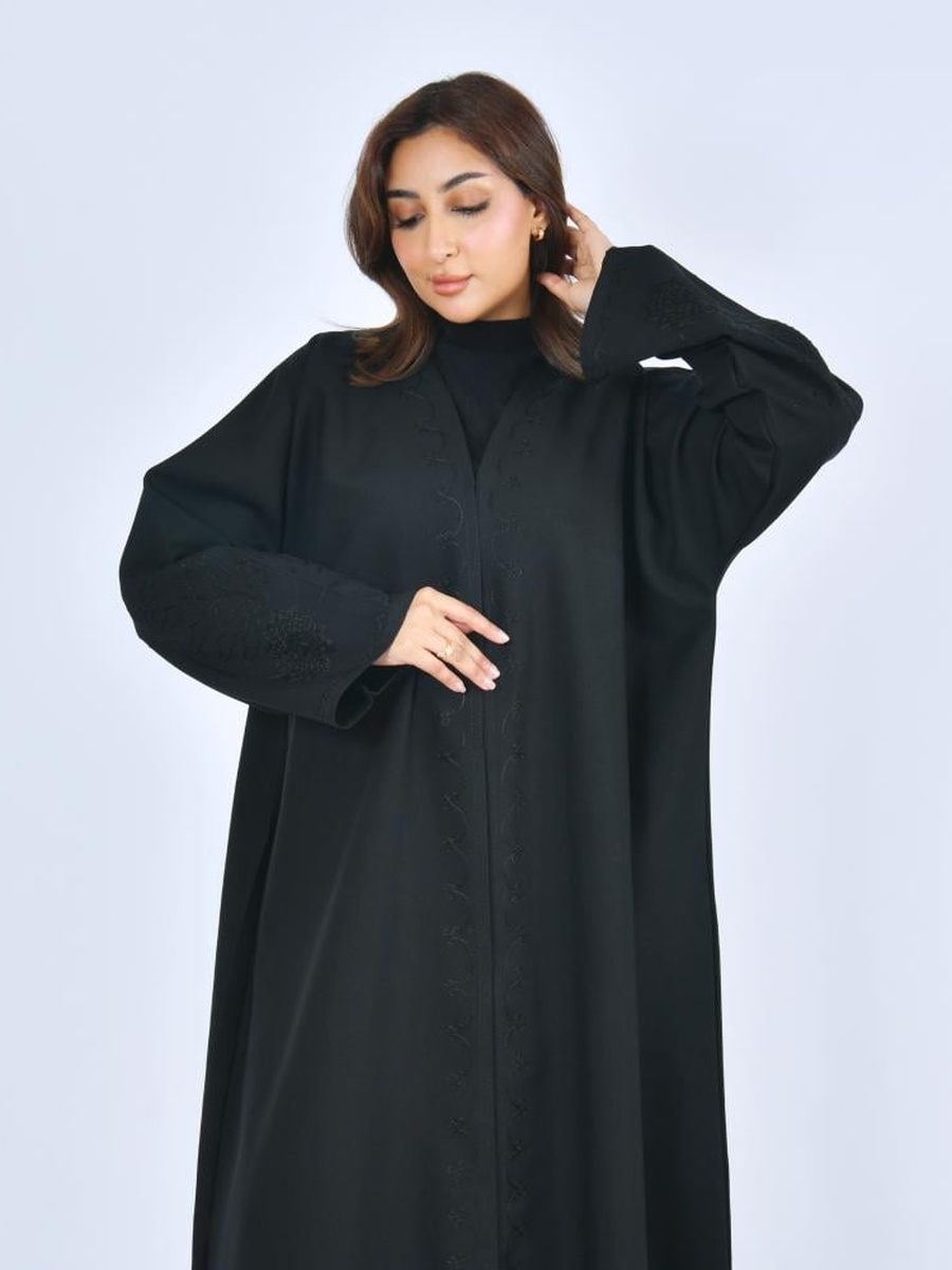 عباية مطرزة بنقشات - أسود