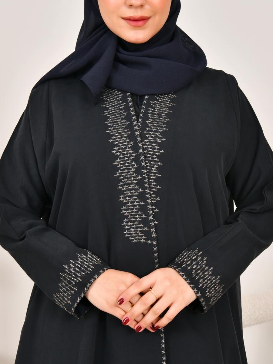 عباية بأكمام طويلة وتطريز - أسود