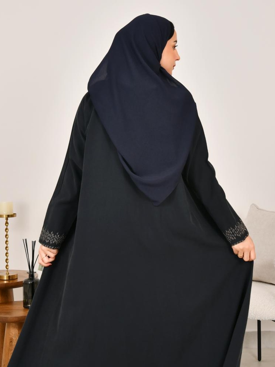 عباية بأكمام طويلة وتطريز - أسود