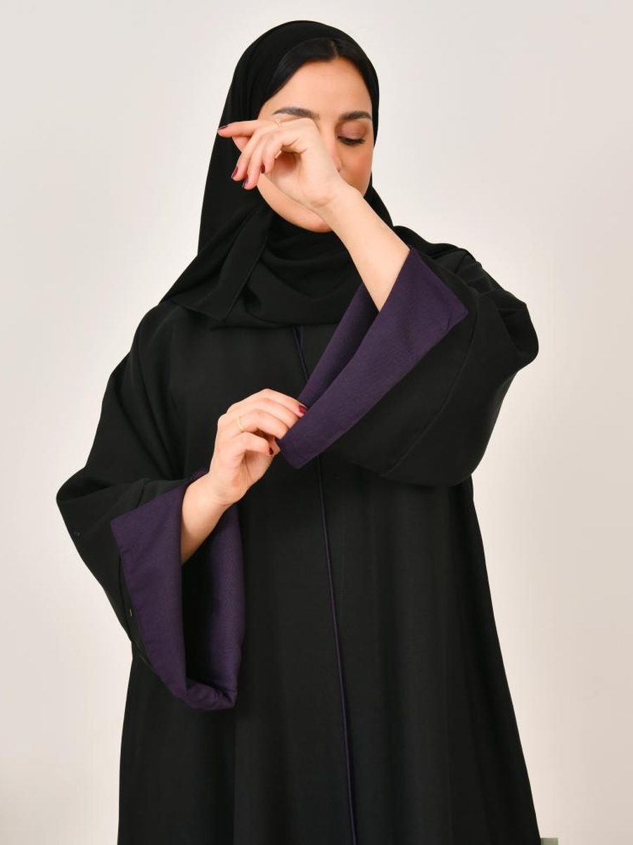 عباية واسعة وتطريز - أسود
