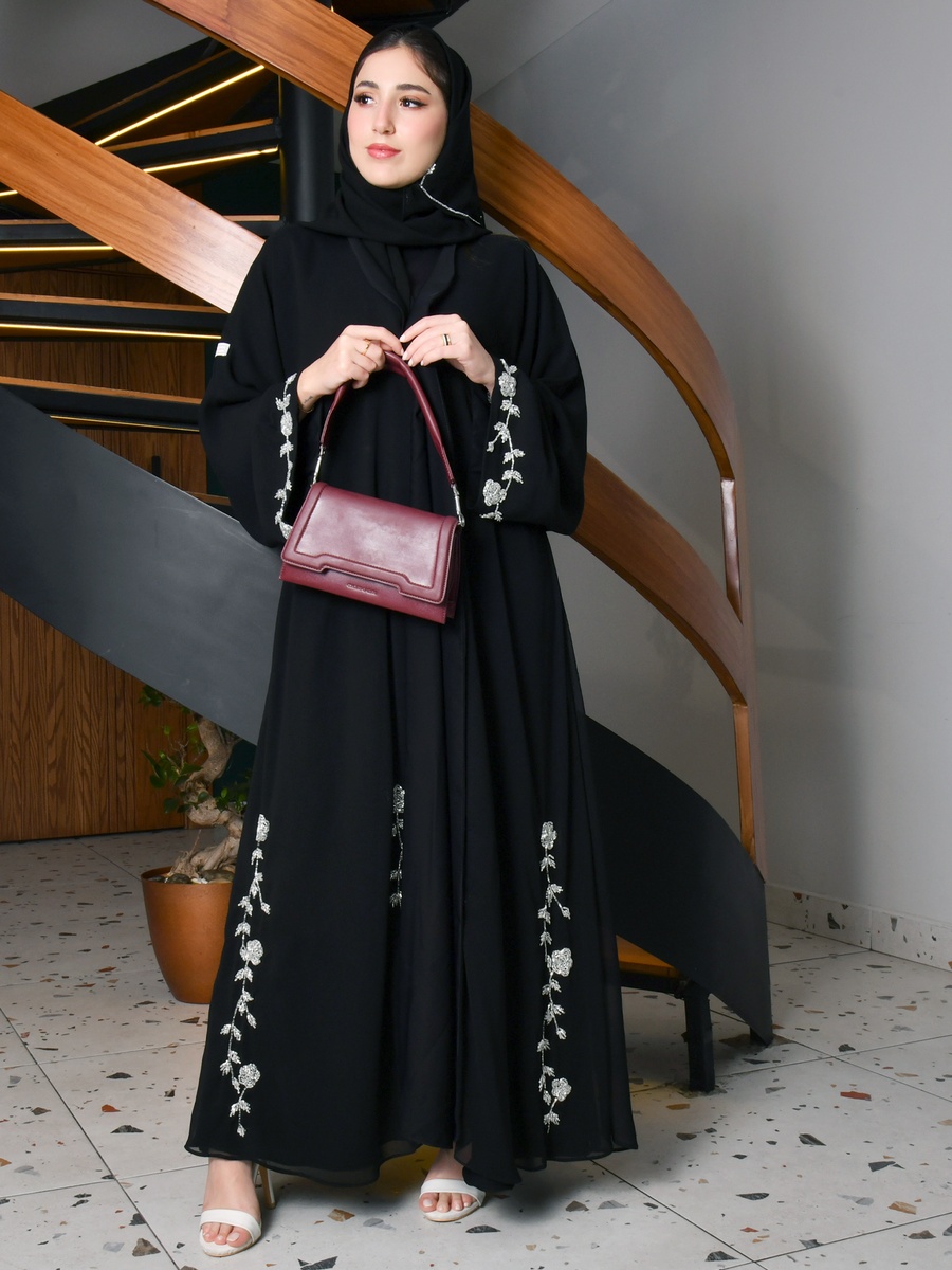 عباية كلوش بالخرز مع حجاب