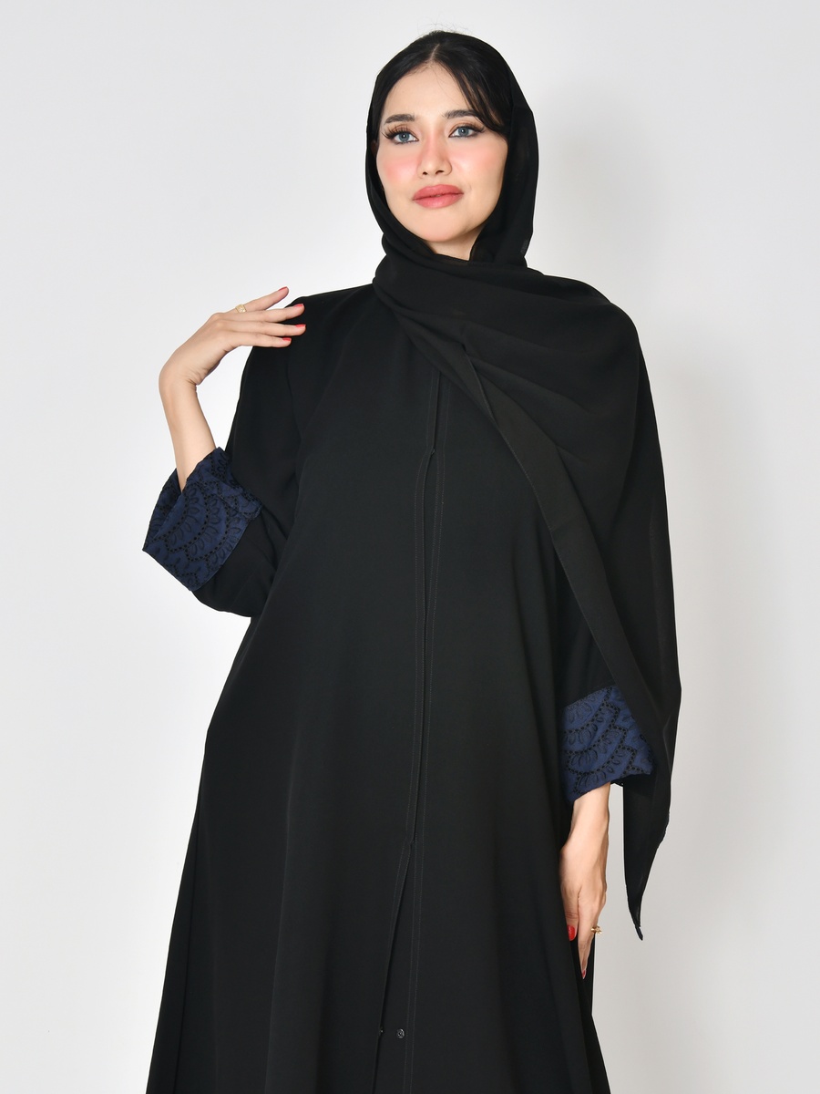 عباية بأسورة مطرزة