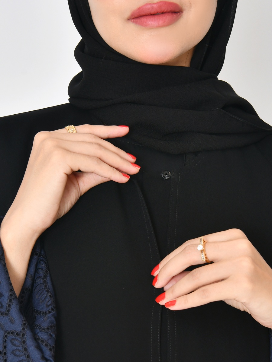 عباية بأسورة مطرزة