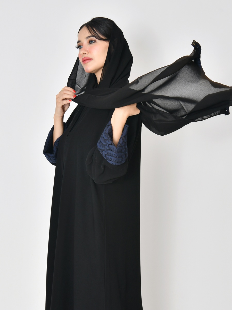 عباية بأسورة مطرزة
