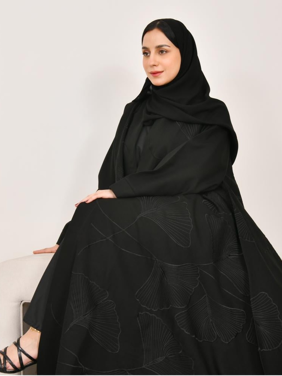 عباية طبقتين وتطريز - أسود