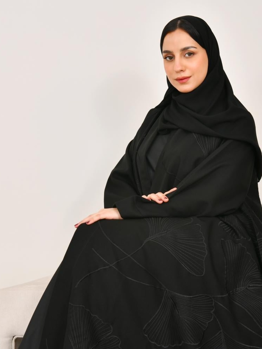 عباية طبقتين وتطريز - أسود