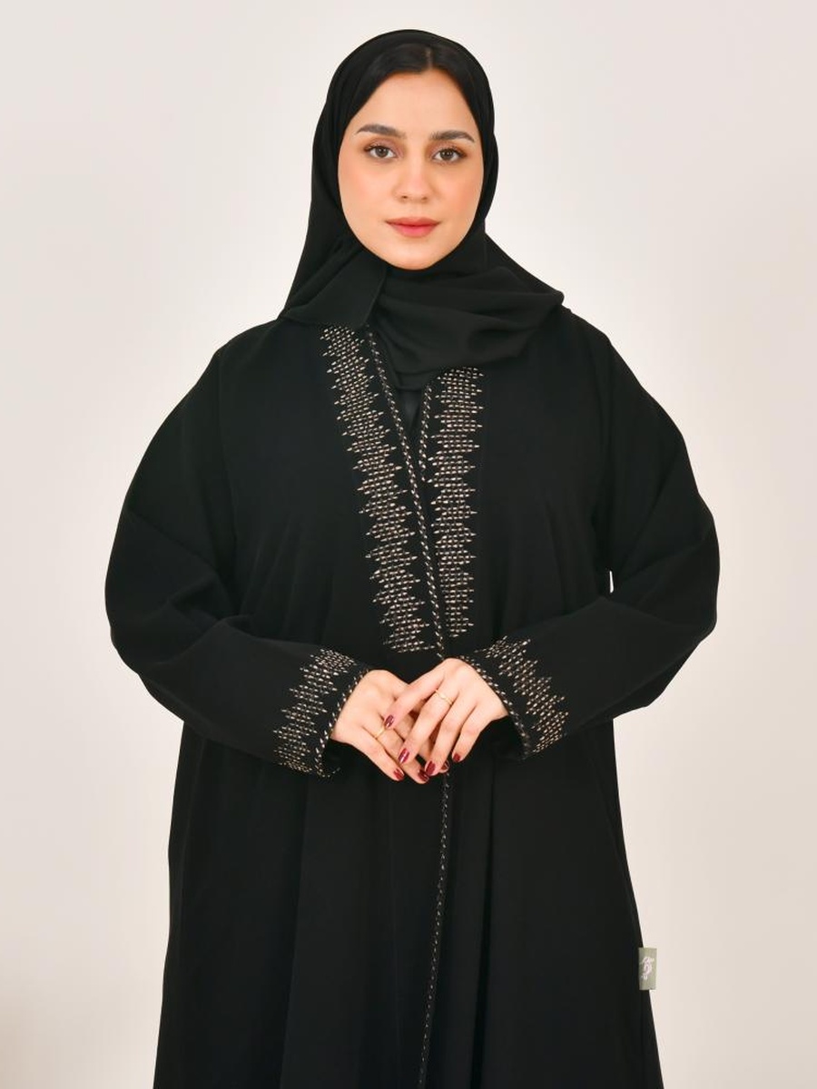 عباية بنمط لف ومطرزة - أسود