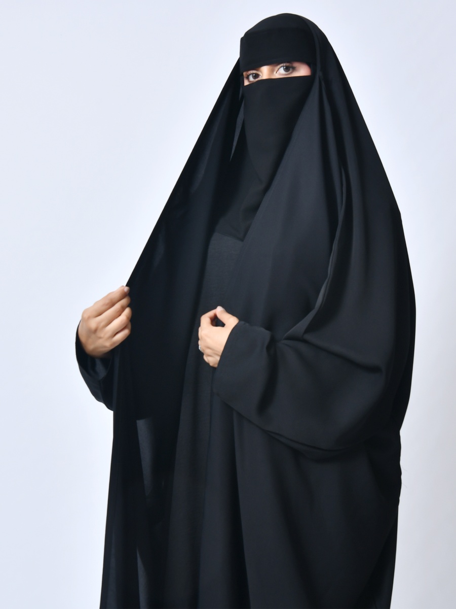 عباية مع نقاب