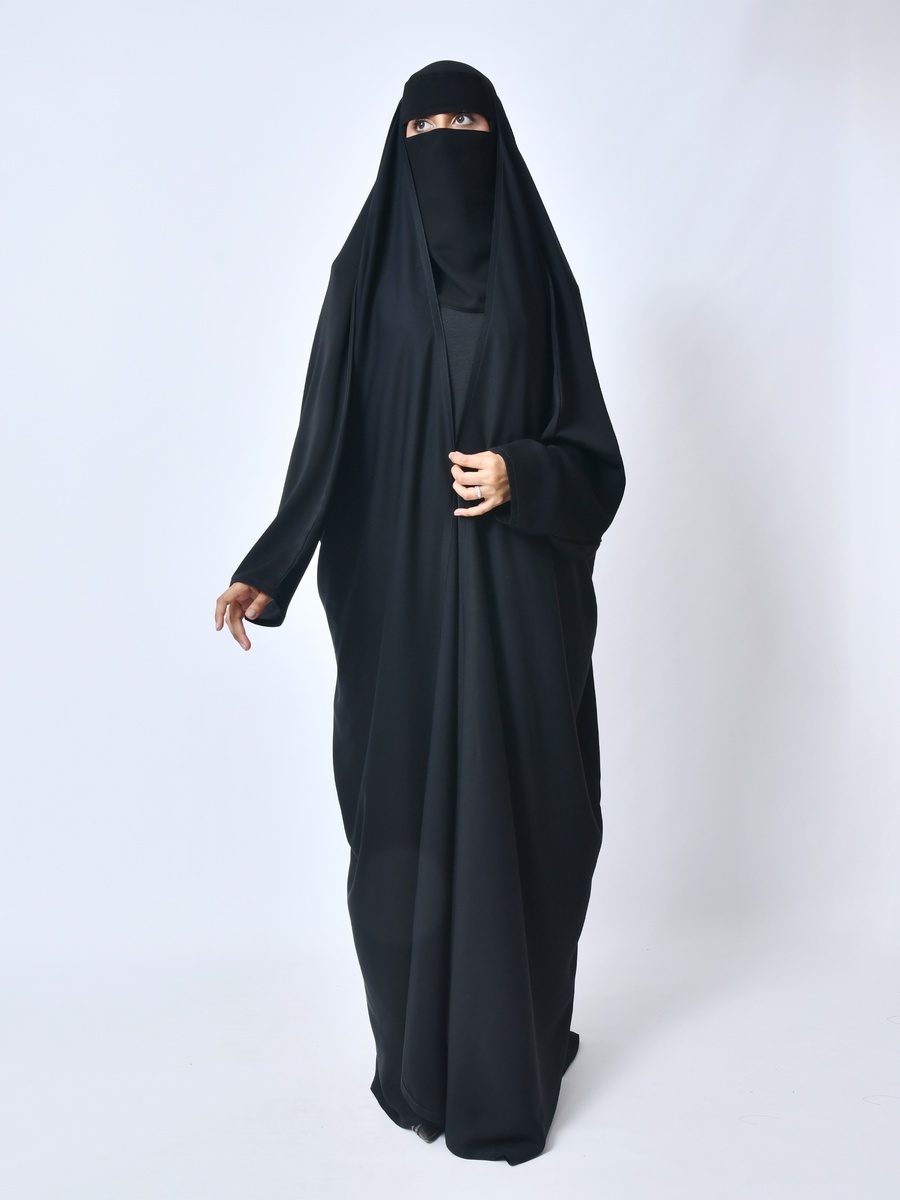 عباية مع نقاب