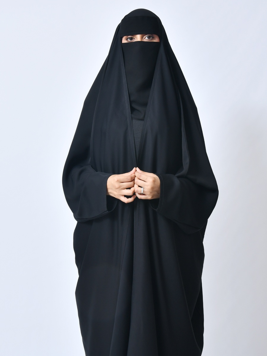 عباية مع نقاب