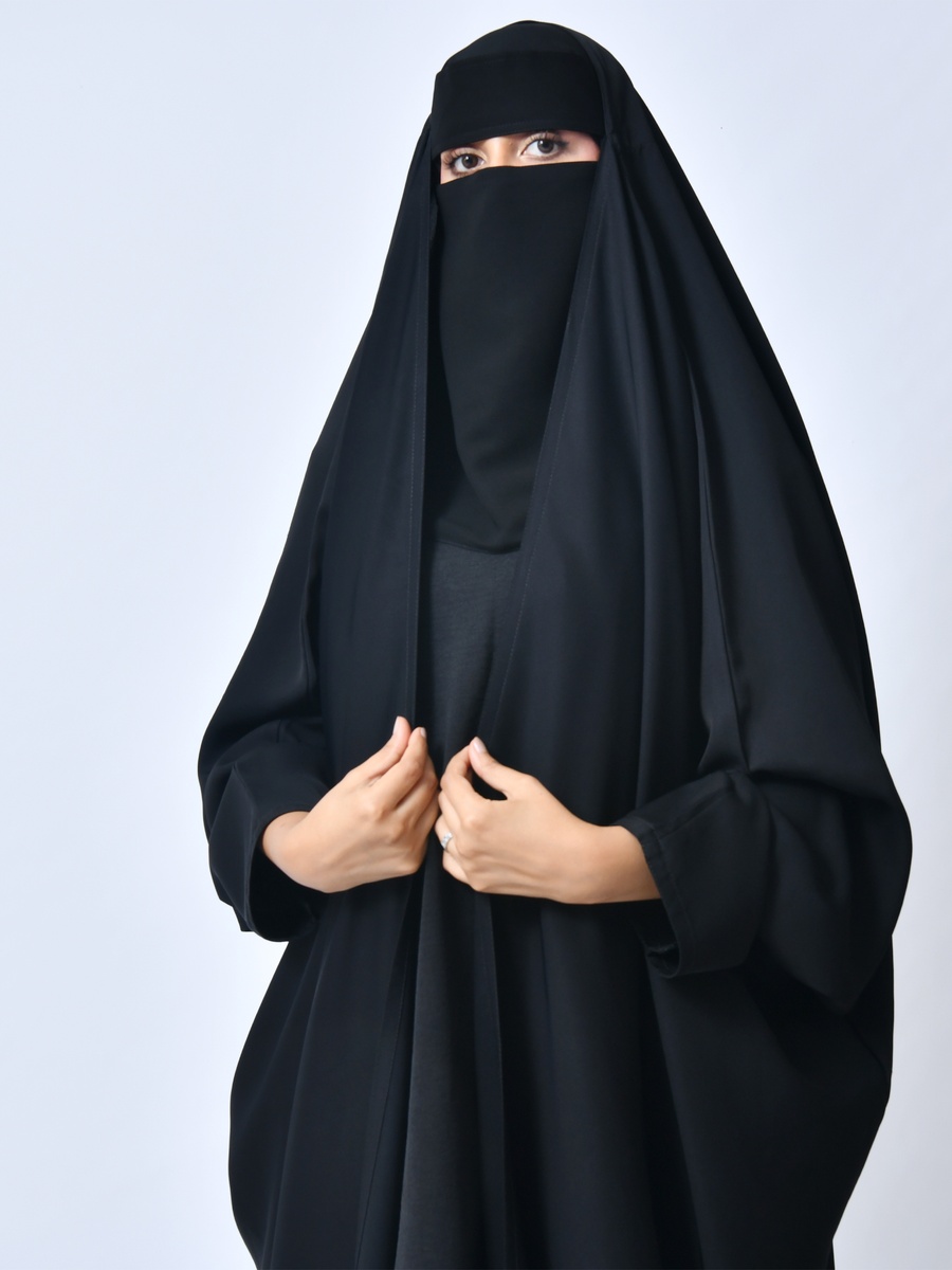 عباية مع نقاب