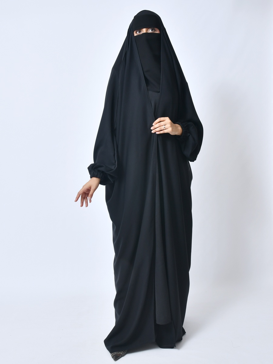 عباية مع نقاب