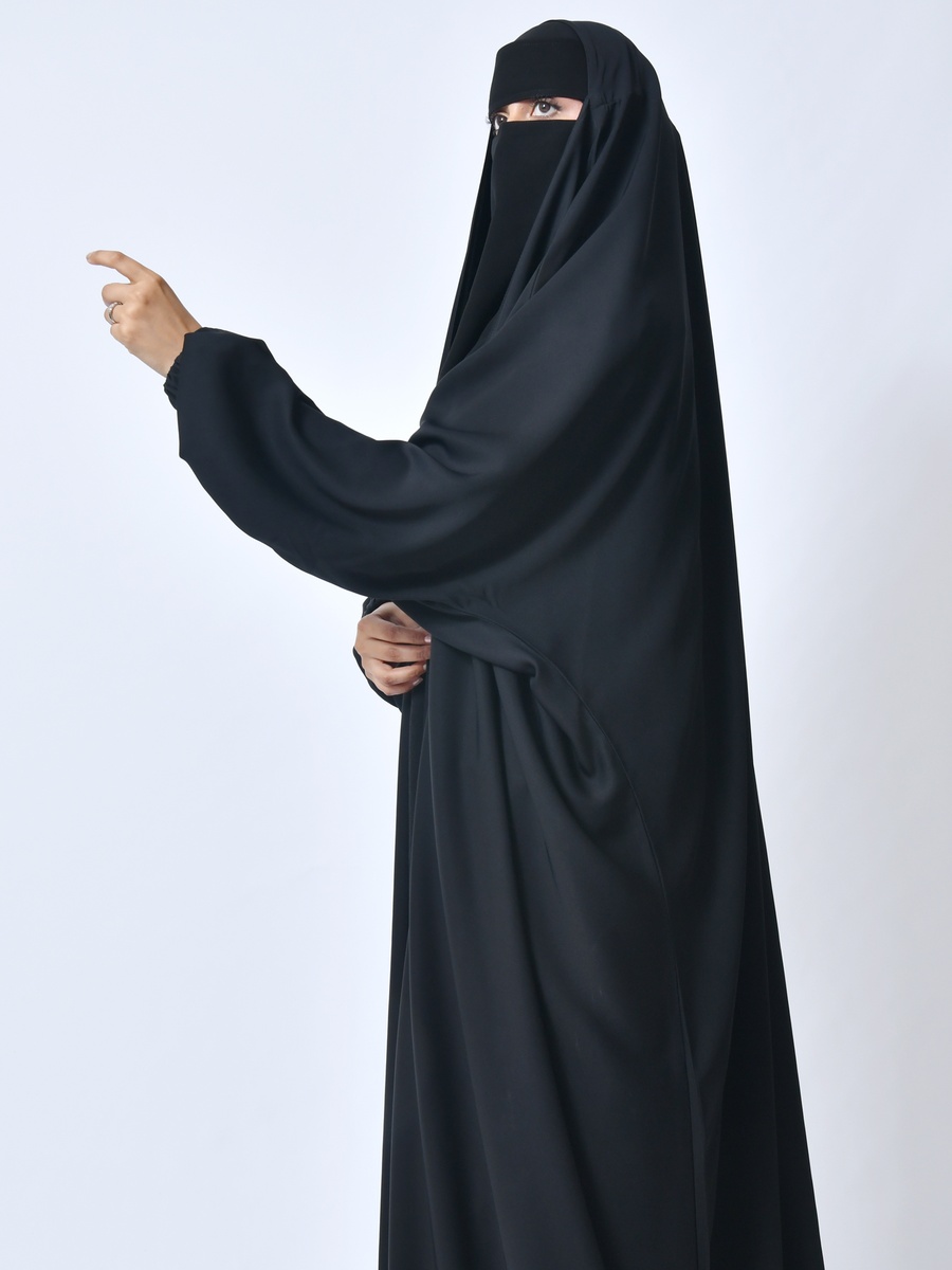 عباية مع نقاب
