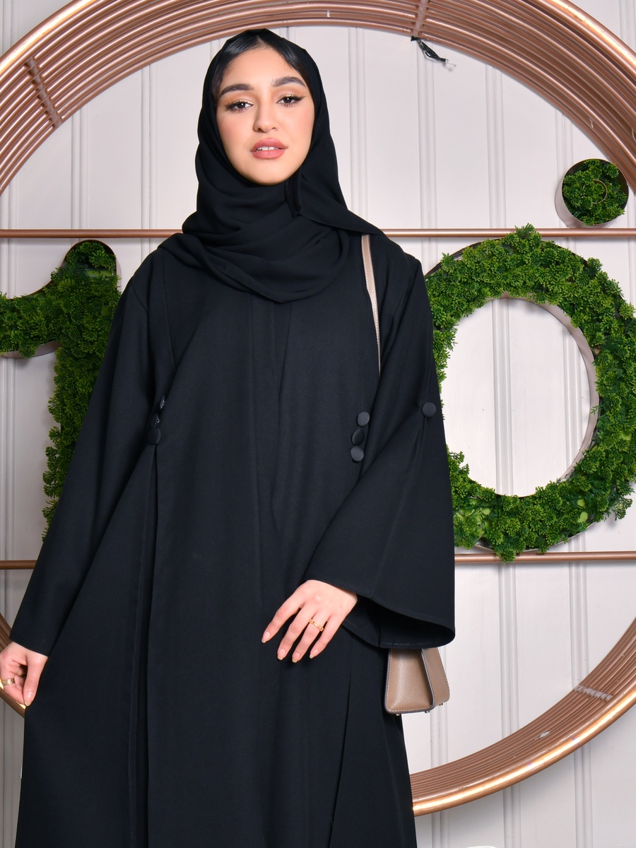 عباية سوداء سادة بأزرار