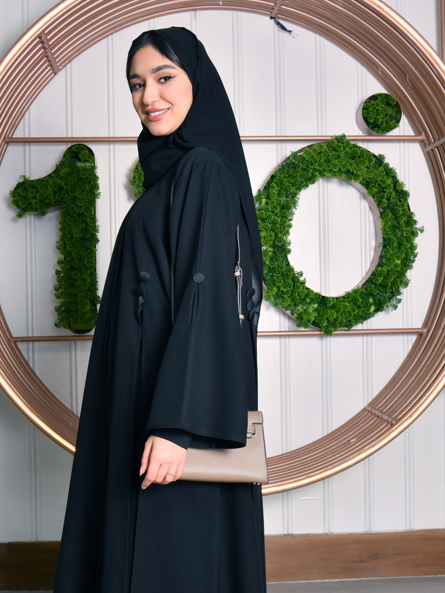 عباية سوداء سادة بأزرار