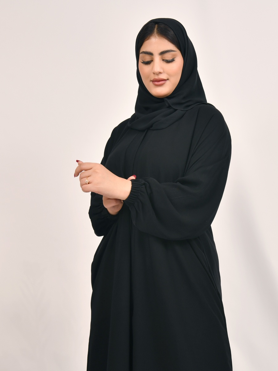 عباية سادة بأكمام بأسورة
