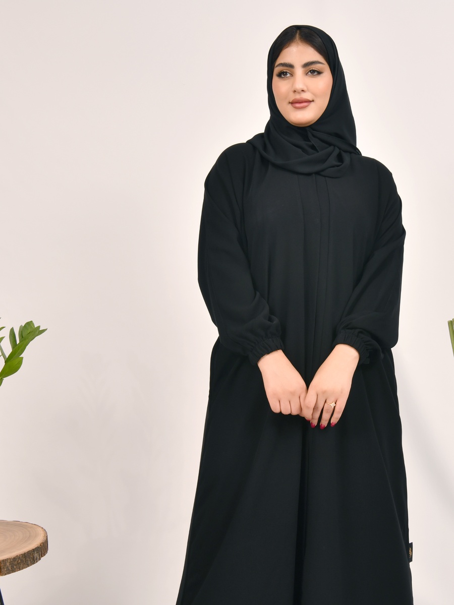 عباية سادة بأكمام بأسورة