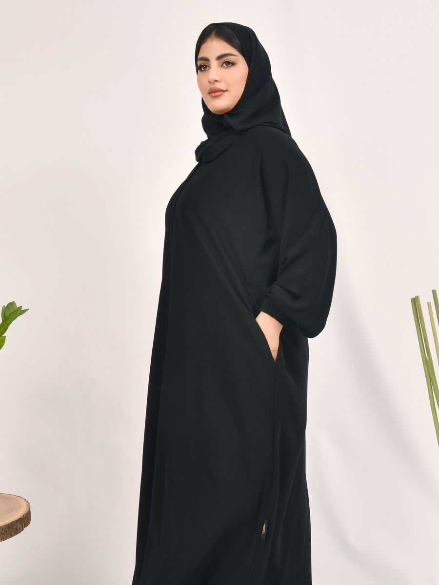 عباية سادة بأكمام بأسورة