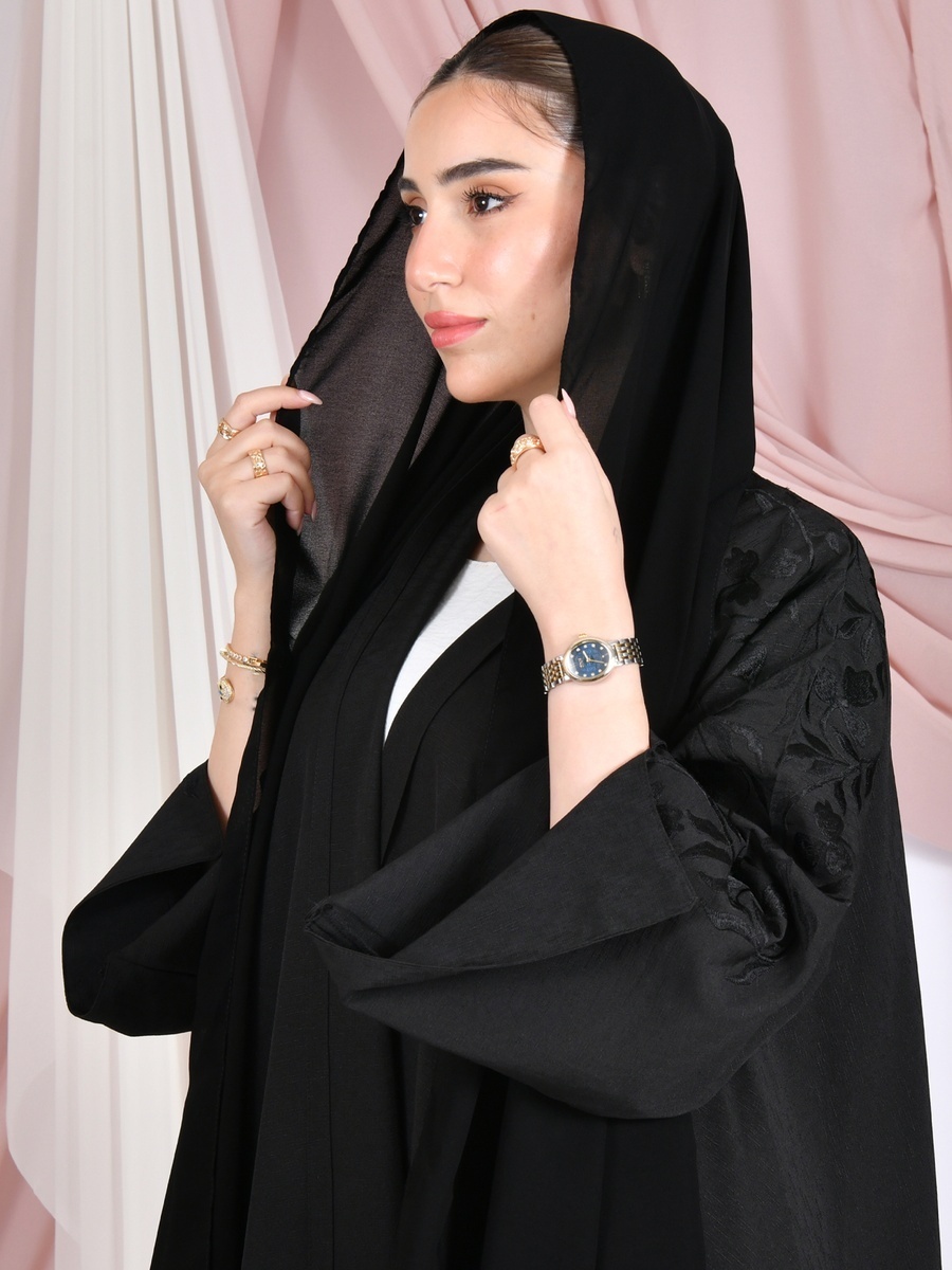 عباية بتطريز وأكمام واسعة