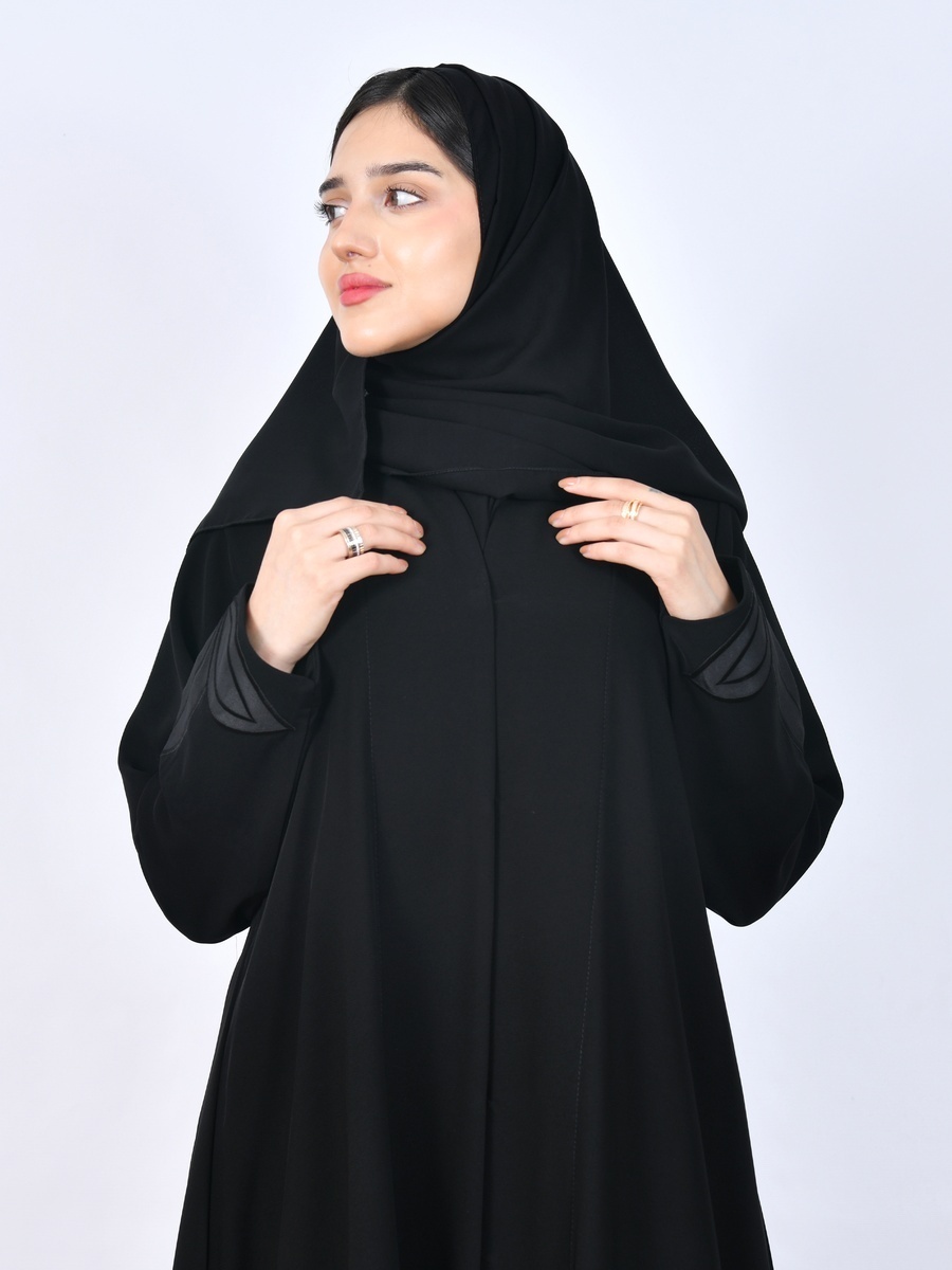 عباية بأكمام مطرزة