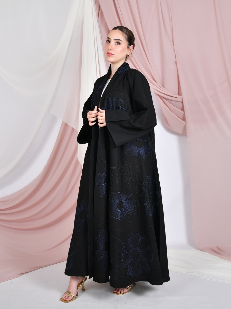 عباية مطرزة بحافة واسعة