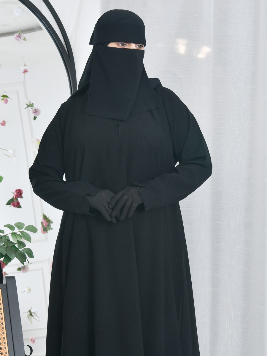 عباية سوداء طويلة سادة مع أزرار كبس للإغلاق