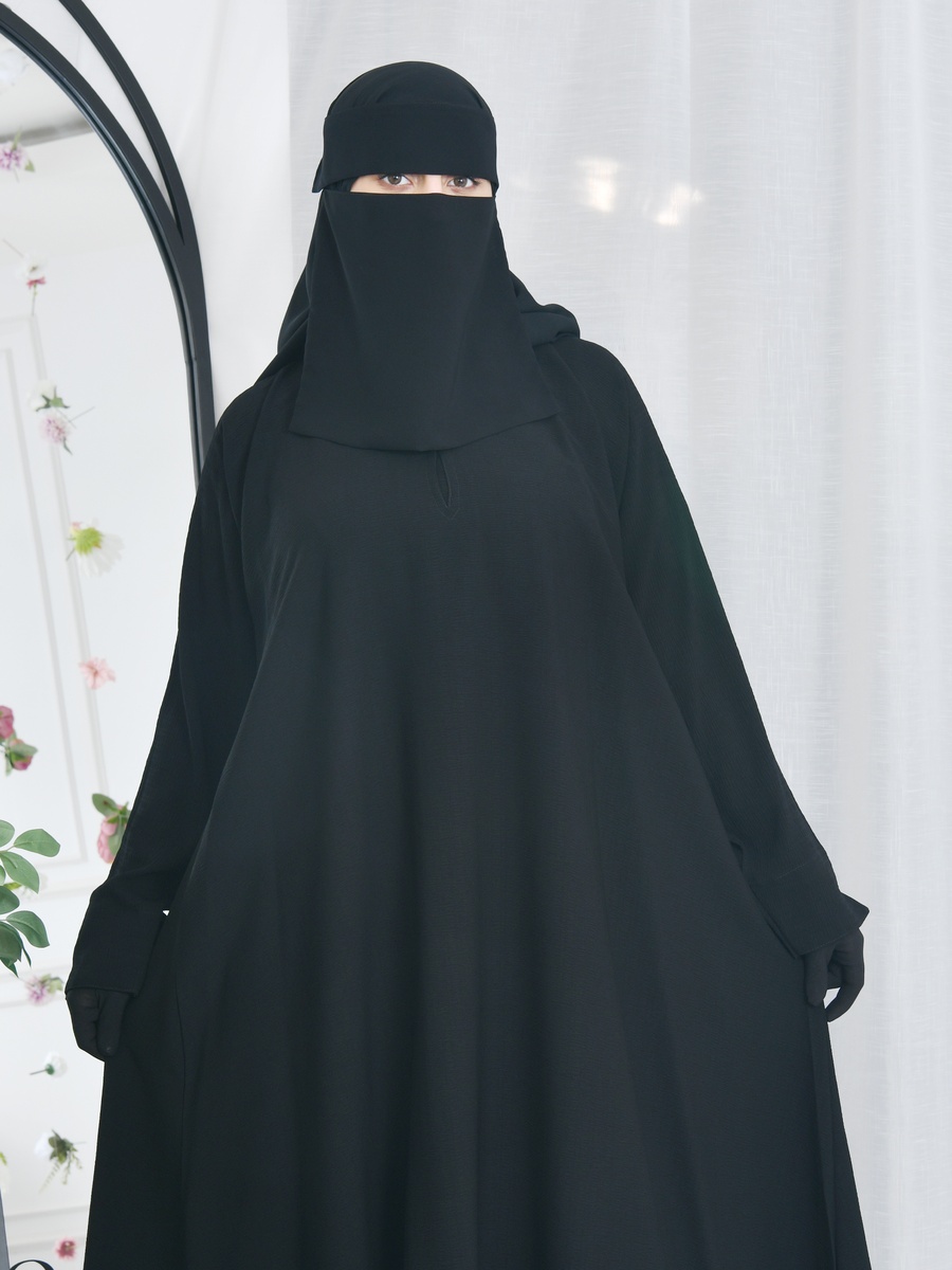 عباية سوداء طويلة سادة مع أزرار كبس للإغلاق