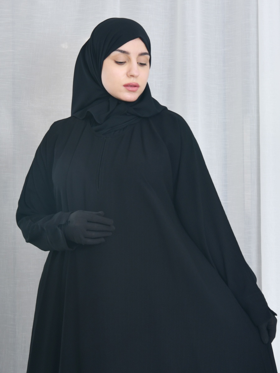 عباية سوداء طويلة سادة مع أزرار كبس للإغلاق