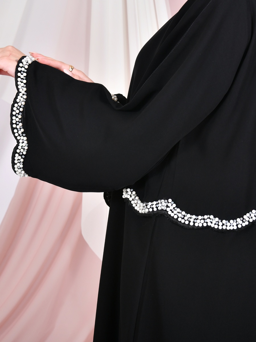 عباية بأكمام واسعة مزينة