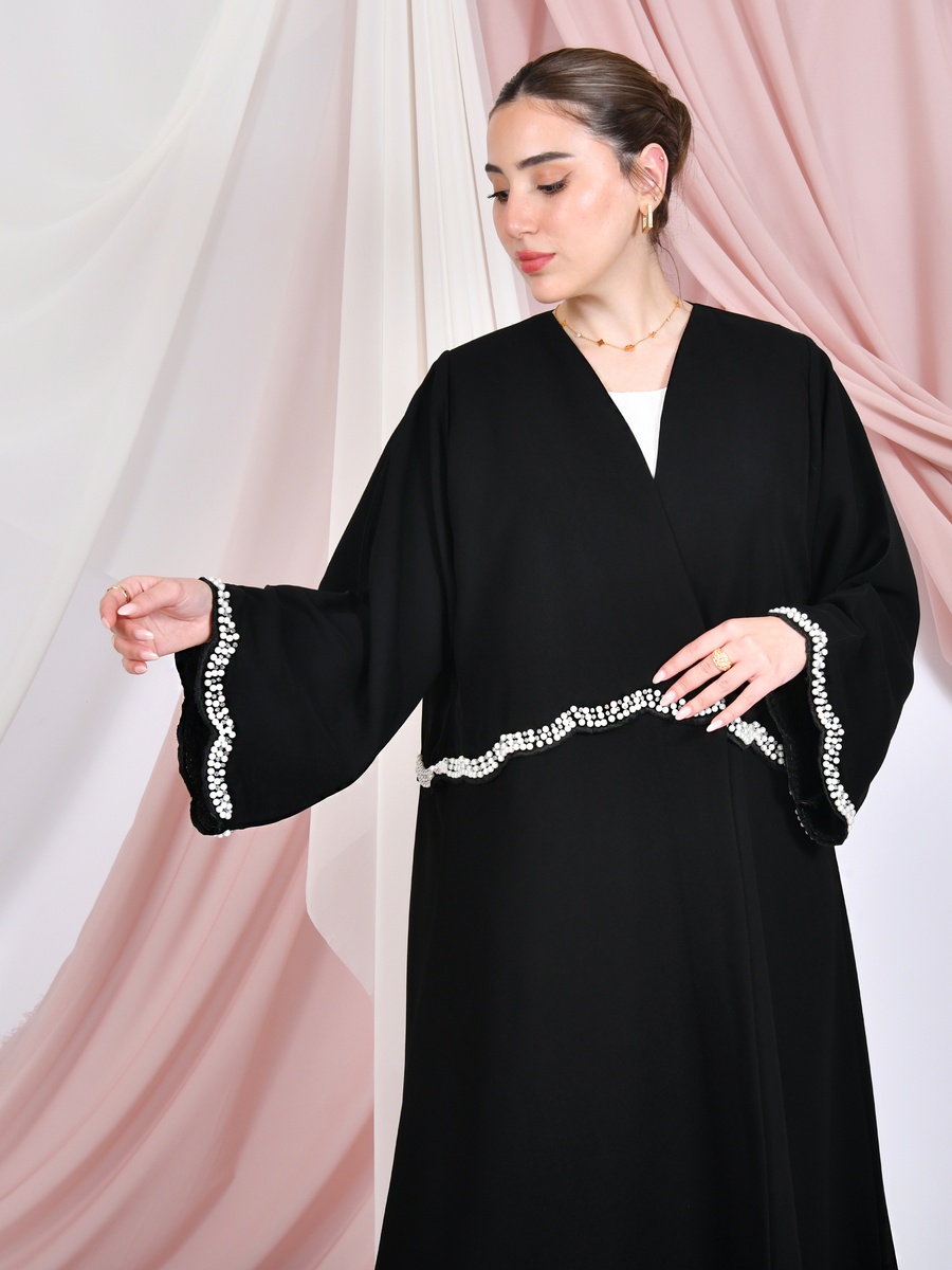 عباية بأكمام واسعة مزينة