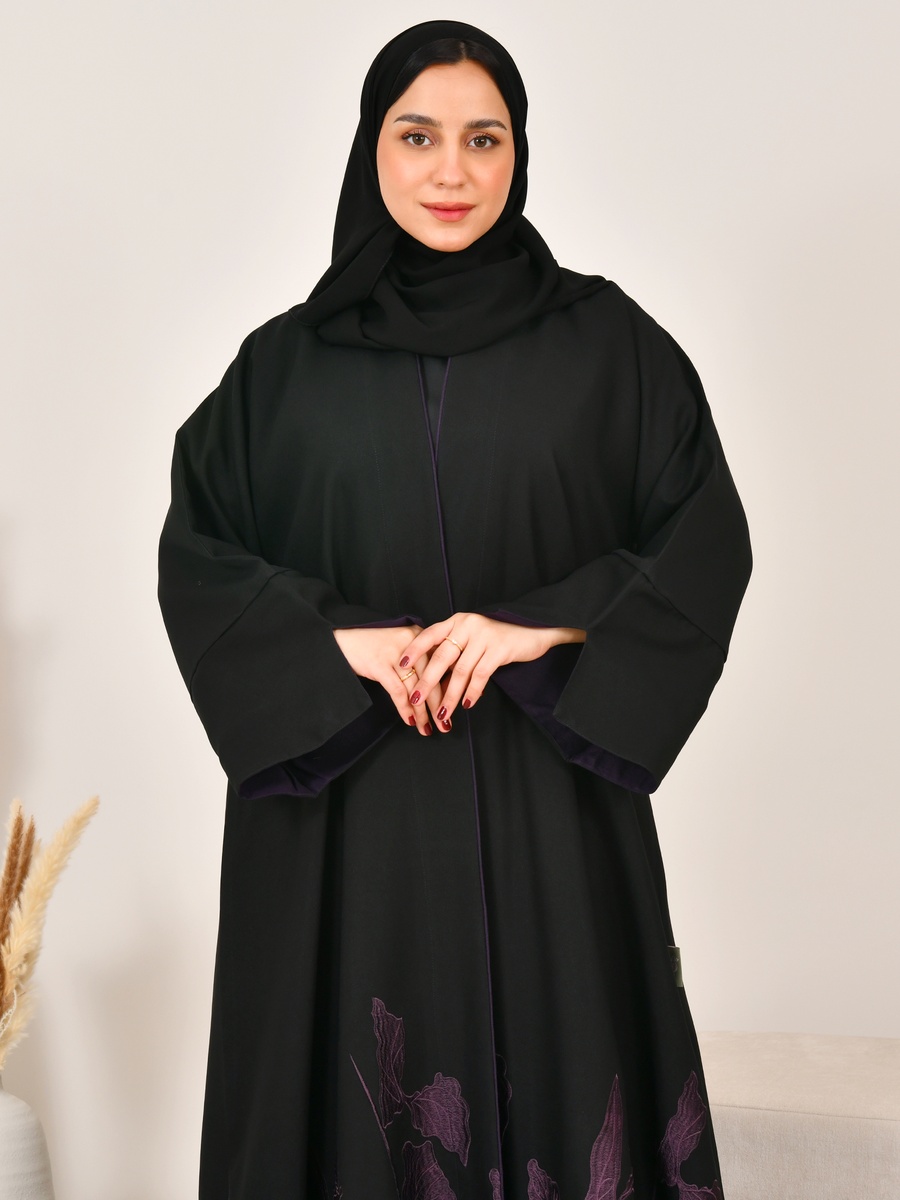 عباية بحافة مطرزة