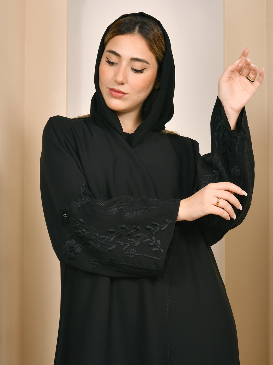 عباية طويلة سوداء مُطرّزة ومزينة بزهور