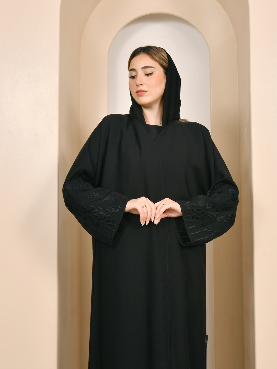 عباية طويلة سوداء مُطرّزة ومزينة بزهور