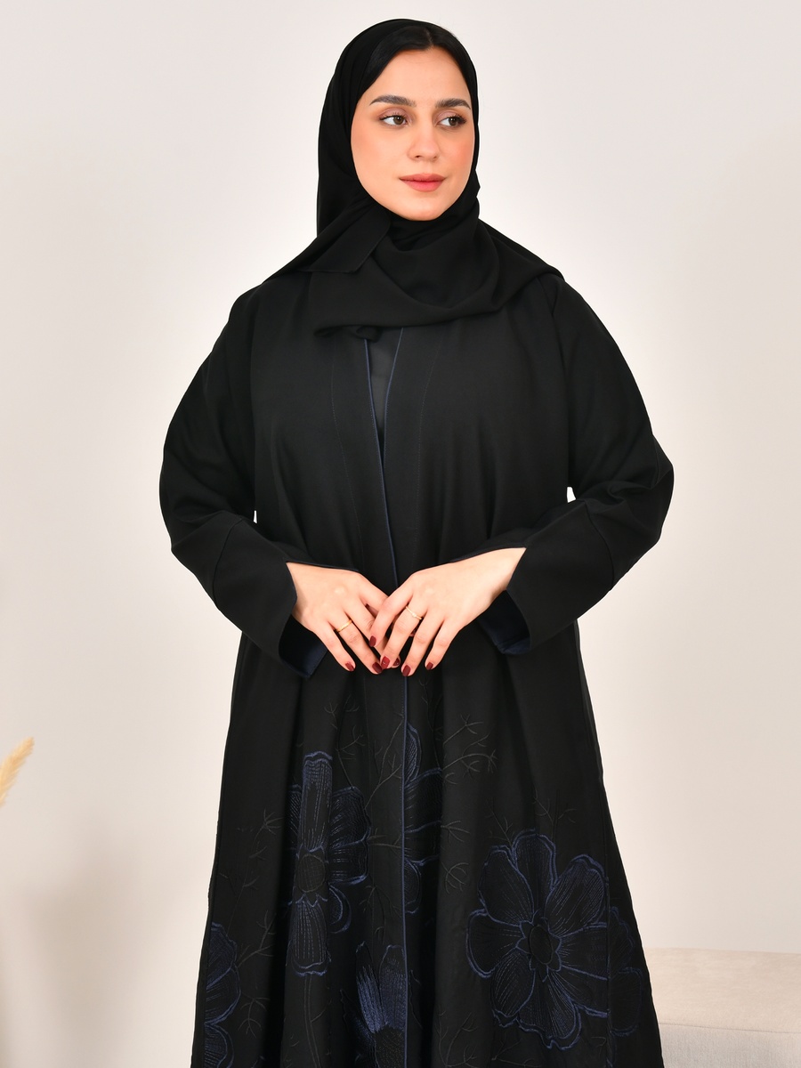 عباية طويلة سوداء مُطرّزة بزهور