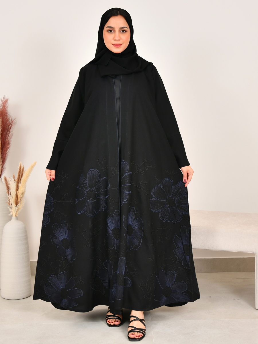 عباية طويلة سوداء مُطرّزة بزهور