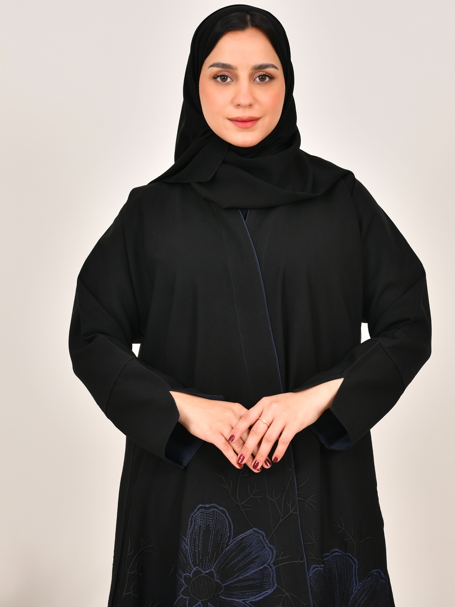 عباية طويلة سوداء مُطرّزة بزهور