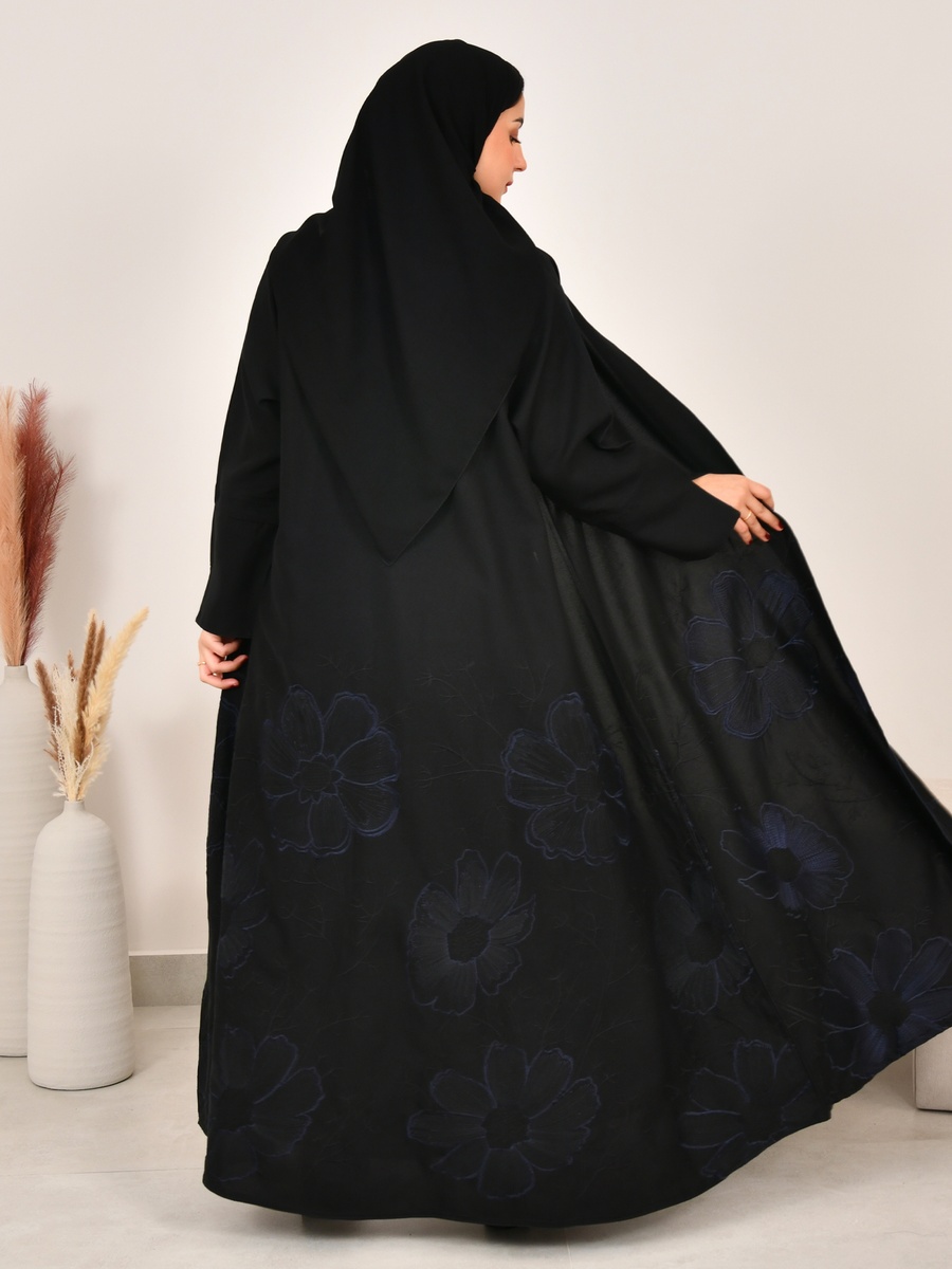 عباية طويلة سوداء مُطرّزة بزهور